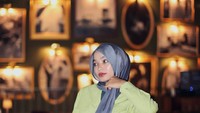 Isna Anggita Sari dan kembarannya pun sering menghabiskan waktu bersama. Salah satunya ke bar, bahkan Oklin sering memotretkan Isna saat nongkrong di bar. Foto: Instagram @isnaanggitasr