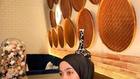 Isna Anggita Sari berpenampilan hampir sama dengan Oklin Fia. Di momen saat di restoran ini Isna bahkan terlihat seperti Oklin. Foto: Instagram @isnaanggitasr
