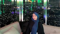 Ini adalah momen Isna Anggita Sari saat nongkrong di Henshin, sebuah rooftop bar yang berada di lantai 67 Hotel Westin, Jakarta Selatan. oto: Instagram @isnaanggitasr