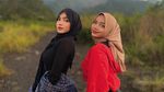 5 Potret Isna Anggita Sari Kembaran Oklin Fia