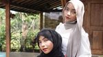 5 Potret Isna Anggita Sari Kembaran Oklin Fia