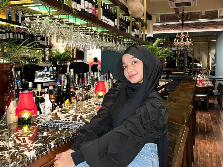 Momen Isna Anggita Sari, Kembaran Oklin Fia yang Hobi Nongkrong di Bar