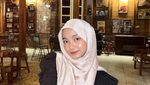 Momen Isna Anggita Sari, Kembaran Oklin Fia yang Hobi Nongkrong di Bar
