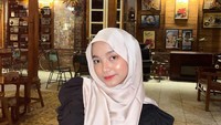 Momen ini merupakan keseruan Isna Anggita Sari saat mampir ke restoran. Restorannya bergaya klasik dengan nuansa cokelat. Foto: Instagram @isnaanggitasr