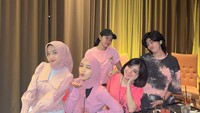 Beginilah kekompakan Isna Anggita Sari saat makan bareng Oklin Fia. Mereka tampak seru berpose dengan berbagai makanna terhidang di mejanya. Foto: Instagram @isnaanggitasr