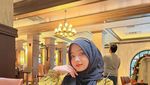 Momen Isna Anggita Sari, Kembaran Oklin Fia yang Hobi Nongkrong di Bar
