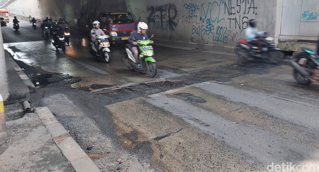 Jalan bergelombang dan membahayakan imbas rusaknya penutup got di underpass Jl Sholeh Iskandar Kota Bogor, Jabar, belum diperbaiki secara permanen. (M Sholihin/detikcom)
