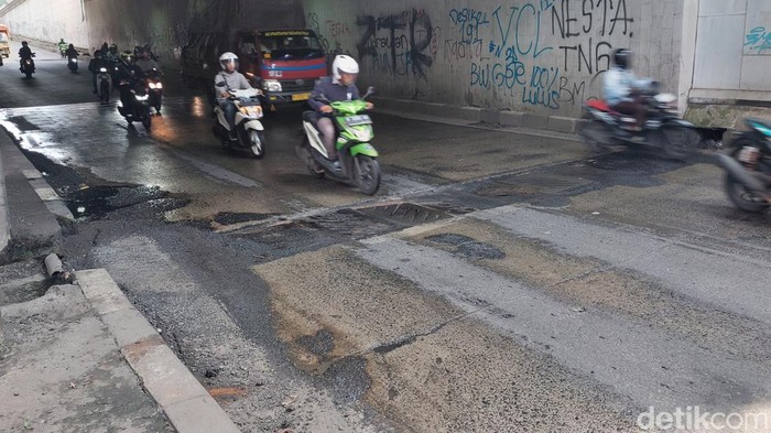 Jalan bergelombang dan membahayakan imbas rusaknya penutup got di underpass Jl Sholeh Iskandar Kota Bogor, Jabar, belum diperbaiki secara permanen. (M Sholihin/detikcom)