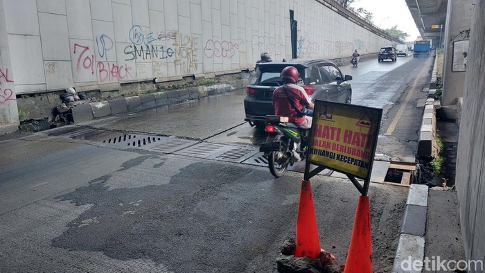 Jalan bergelombang dan membahayakan imbas rusaknya penutup got di underpass Jl Sholeh Iskandar Kota Bogor, Jabar, belum diperbaiki secara permanen. (M Sholihin/detikcom)