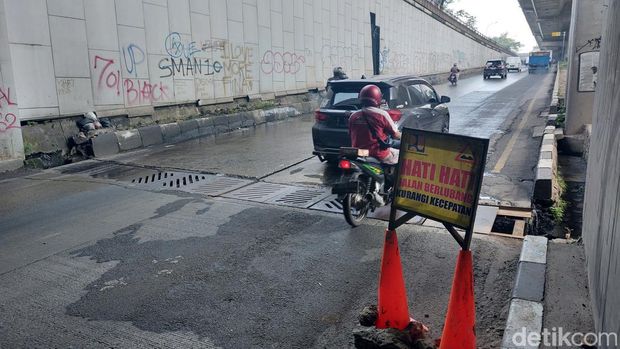 Jalan bergelombang dan membahayakan imbas rusaknya penutup got di underpass Jl Sholeh Iskandar Kota Bogor, Jabar, belum diperbaiki secara permanen. (M Sholihin/detikcom)