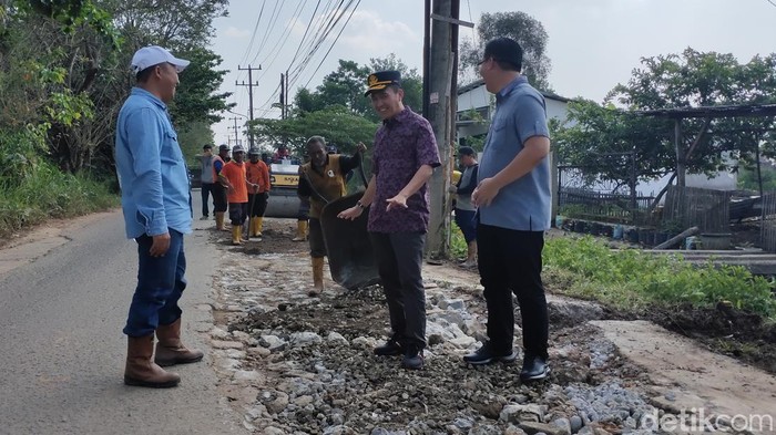 Jalan rusak selama 3 tahun di Palembang akhirnya diperbaiki