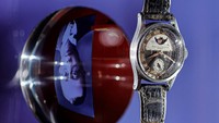 Jam berusia 86 tahun itu juga memiliki sejarah luar biasa, karena dengan setia menemani perjalanan sang kaisar saat dibuang selama lima tahun di Siberia era Uni Soviet.  