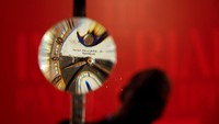 Arloji platinum berdiameter 1,2 inci menampilkan dial angka Arab, jarum jam emas merah muda, dan fungsi fase bulan yang menunjukkan seberapa terlihat bulan dari Bumi pada waktu tertentu.  
