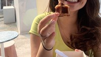 Walau jarang terlihat bersama Rebecca, Jessica memiliki wajah yang cukup mirip dengan sang adik. Ini pose imut Jessica saat menikmati waffle di sebuah kafe. Foto: Instagram @jessicaklppr