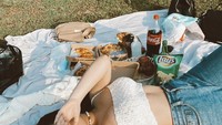 Piknik seru di tengah hamparan rumput hijau. Jessica membawa bekal pizza, keripik kentang, hingga minuman bersoda. Foto: Instagram @jessicaklppr
