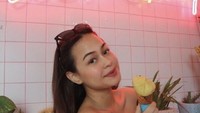 Tak melewatkan kesempatan untuk makan es krim terkenal di Bali. Jessica ambil foto untuk kenang-kenangan dengan es krim yang dibelinya. Foto: Instagram @jessicaklppr