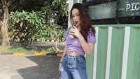 Selalu tampil modis, Jessica berpose ketika menikmati segelas es kopi susu saat sedang jalan-jalan. Foto: Instagram @jessicaklppr