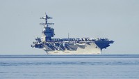 Menteri Pertahanan AS, Lloyd Austin, mengatakan kapal USS Gerald R Ford juga membawa satu rudal penjelajah dan empat peluru kendali penghancur. AP/Terje Pedersen.