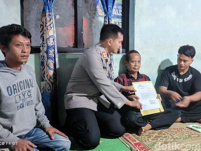 Kapolres Gunungkidul menyerahkan Surat Pemberitahuan Perkembangan Hasil Penyidikan (SP2HP) ke-2 ke keluarga korban tertembak senapan polisi di Wuni, Girisubo. Diunggah Kamis (25/5/2023).