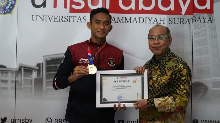 Kapten Timnas Indonesia U-22 Rizky Ridho memperoleh bonus dari kampusnya, Universitas Muhammadiyah Surabaya