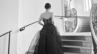 Karina menampilkan detail dari gaun hitam yang dikenakannya. (Foto: dok. Instagram @katarinabluu)