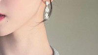Karina juga memperlihatkan detail perhiasan yang dia kenakan seperti kalung dan cincin dengan mata ruby. (Foto: dok. Instagram @katarinabluu)