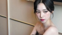 Saat promo lagu Spicy, rambut Karina masih pirang. Kini dia sudah kembali ke warna rambut aslinya. (Foto: dok. Instagram @katarinabluu)