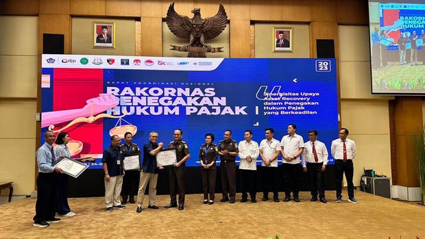Kejaksaan Tinggi Jawa Barat saat mendapatkan penghargaan atas penanganan kasus pajak