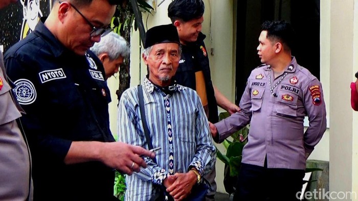 Keluarga Kuwat Santosa korban Mbah Slamet dukun Banjarnegara di Mapolres Banjarnegara, Kamis (25/5/2023).