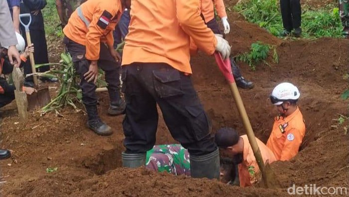 Makam Kuwat Santosa korban Mbah Slamet dukun Banjarnegara dibongkar, Kamis (25/5/2023). Jenazah lalu dipulangkan ke Sleman, DIY.