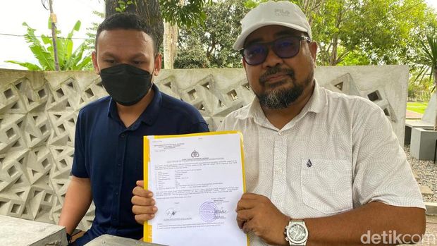 Korban perawat EL dan Ketua DPW PPNI Sultra Heriyanto usai membuat laporan polisi.
