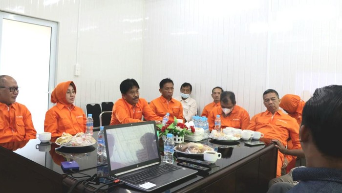 Kepala Barantan, Bambang, meninjau peternakan babi di Pulau Bulan, Batam, Kepri.