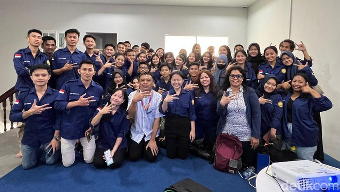 Kepala Biro detikSumut, Baringin berfoto bersama mahasiswa Universitas Sari Mutiara. (Ahsanul Hikmah/detikSumut)