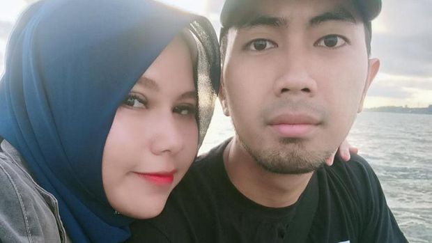 Kisah cinta beda usia, guru menikah dengan muridnya viral di media sosial beda usia 10 tahun. Foto Eva bersama dengan Mardiansyah.