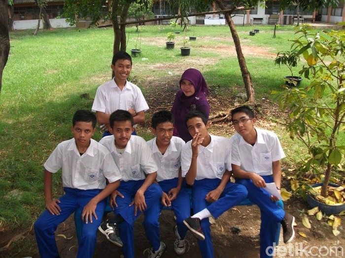 Kisah cinta beda usia, guru menikah dengan muridnya viral di media sosial beda usia 10 tahun. Foto Eva bersama dengan Mardiansyah.