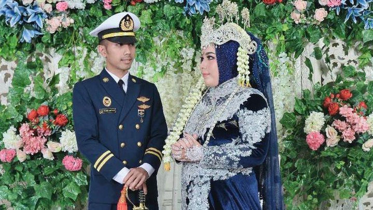 Kisah Cinta Bu Guru Nikahi Muridnya: Berawal Antar Jemput, Kini Punya 5 Anak