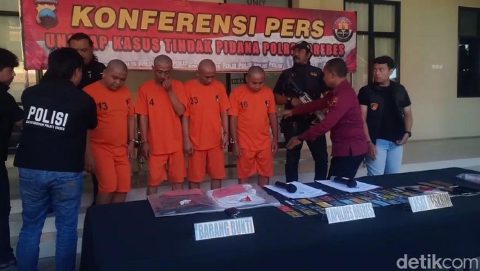 Komplotan pembobol mesin ATM dibekuk Polres Brebes. Mereka dihadirkan dalam konferensi pers, Kamis (25/5/2023).