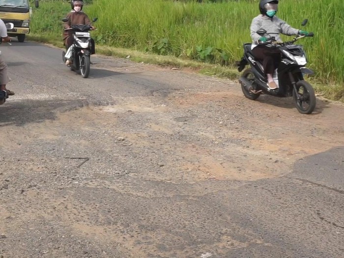 Kondisi jalan yang dikerjakan pemenang proyek gaib di Lampung