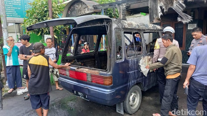 Kondisi mobil terbakar di Simpang Empat Mitra Batik Jalan RE Martadinata Kota Tasikmalaya.