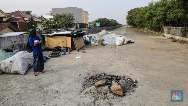 Kondisi pembangunan Jalan Layang Non Tol (JLNT) yang mangkrak di kawasan Pluit, Jakarta Utara, Kamis (25/5/2023). (CNBC Indonesia/Faisal Rahman)
