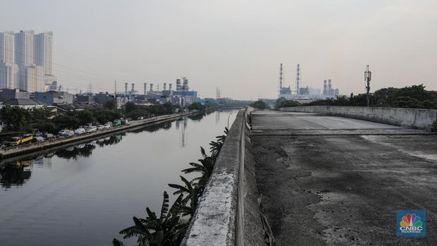 Kondisi pembangunan Jalan Layang Non Tol (JLNT) yang mangkrak di kawasan Pluit, Jakarta Utara, Kamis (25/5/2023). (CNBC Indonesia/Faisal Rahman)