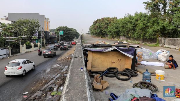 Kondisi pembangunan Jalan Layang Non Tol (JLNT) yang mangkrak di kawasan Pluit, Jakarta Utara, Kamis (25/5/2023). (CNBC Indonesia/Faisal Rahman)