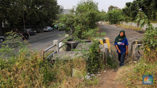 Kondisi pembangunan Jalan Layang Non Tol (JLNT) yang mangkrak di kawasan Pluit, Jakarta Utara, Kamis (25/5/2023). (CNBC Indonesia/Faisal Rahman)