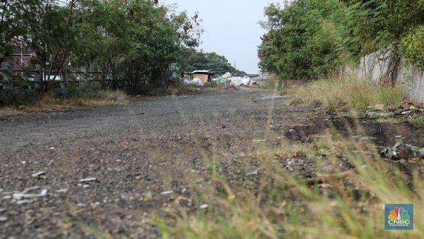 Kondisi pembangunan Jalan Layang Non Tol (JLNT) yang mangkrak di kawasan Pluit, Jakarta Utara, Kamis (25/5/2023). (CNBC Indonesia/Faisal Rahman)