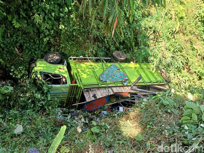 Kondisi truk pengangkut komidi putar yang tercebur jurang di tepi jalan Karangreja-Karangjambu, Karangreja, Purbalingga, Kamis (25/5/2023).