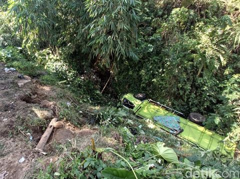 Kondisi truk pengangkut komidi putar yang tercebur jurang di tepi jalan Karangreja-Karangjambu, Karangreja, Purbalingga, Kamis (25/5/2023).
