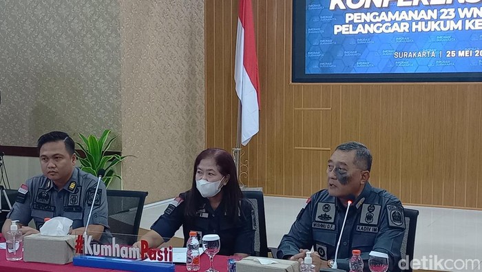 Konferensi pers 23 WN China-Taiwan tanpa dokumen diamankan dari kos di Karanganyar, Kamis (25/5/2023).