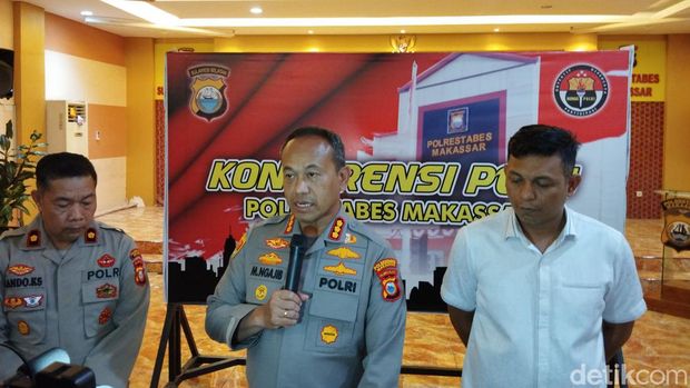 Konferensi Pers Kapolrestabes Makassar Kombes Mokhamad Ngajib terkait Kebakaran Sekolah Tahfizul Qur'an Markaz Hijrah Indonesia. (Ibaz/detikcom)