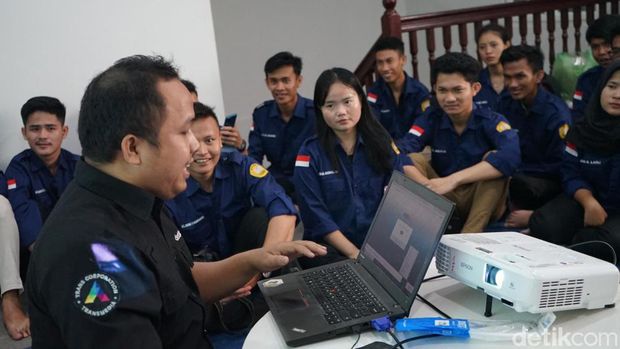 Koorlip detikSumut, Ahmad Arfah sedang memberikan materi ke mahasiswa Universitas Sari Mutiara. (Ahsanul Hikmah/detikSumut)