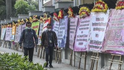Korban Indosurya Kirim Karangan Bunga ke Kejagung